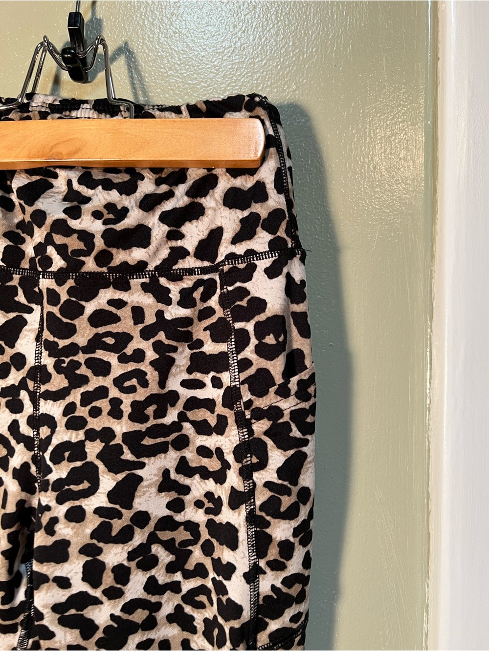 Dreamsicle Women’s Size Small Cropped Legging Animal Print Mid-Rise Side Pockets - Picture 4 of 8